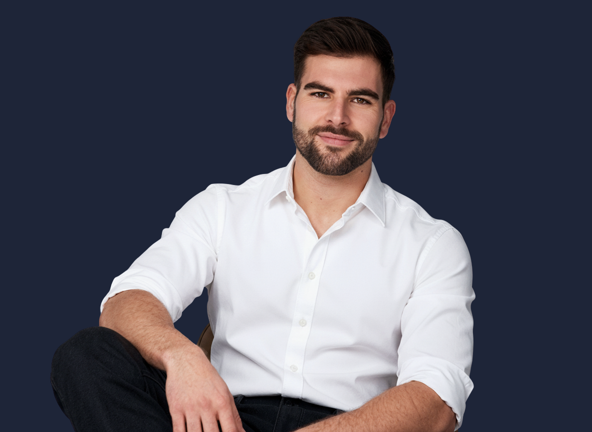 Dominik Buchele – Gründer des KI-Prozessnavigators, sitzend im weißen Hemd